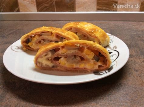 Fotka hotových mini pizza koláčikov z lístkového cesta