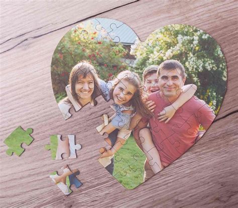 Koláž personalizovaných darčekov s fotkami: hrnček, vankúš, puzzle, magnetka v tvare srdca