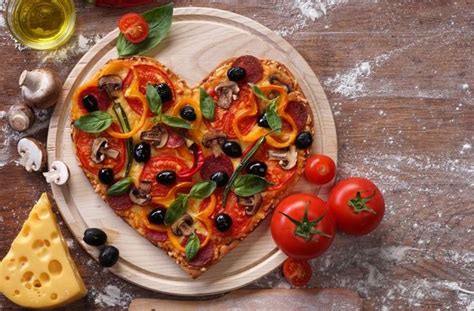 Vizuálna koláž jedlých darčekov v tvare srdca: volské oko, pizza, linecké srdiečka, darčekový box s pralinkami