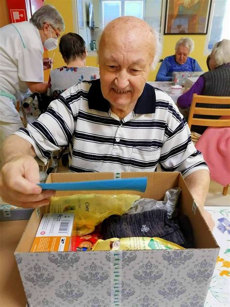 Fotografia znázorňujúca správne zabalené a úhľadne pripravené krabice pre seniorov