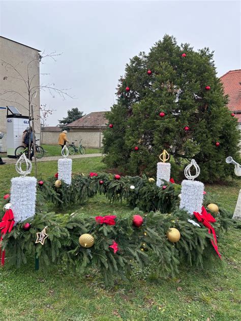 Schéma adventného venca so symbolikou sviečok a cesta figúrok Jozefa a Márie do betlehemských jasličiek.