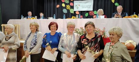 Tematické foto: seniori na oslave, usmievajúci sa, v kruhu rodiny alebo priateľov
