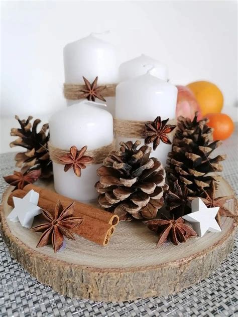 Koláž prírodných adventných vencov z drevených kmeňov, konárikov a boxov
