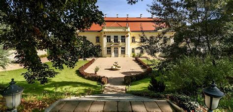 Historický kaštieľ s parkom vhodný na svadbu