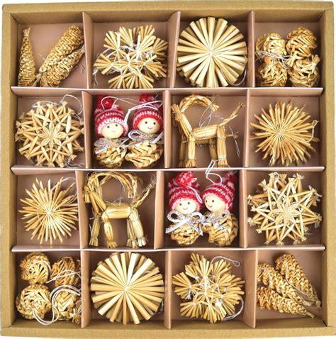 ukážka rôznych vianočných ozdôb: slamené figúrky, sušené ovocie, medovníčky, sklenené gule