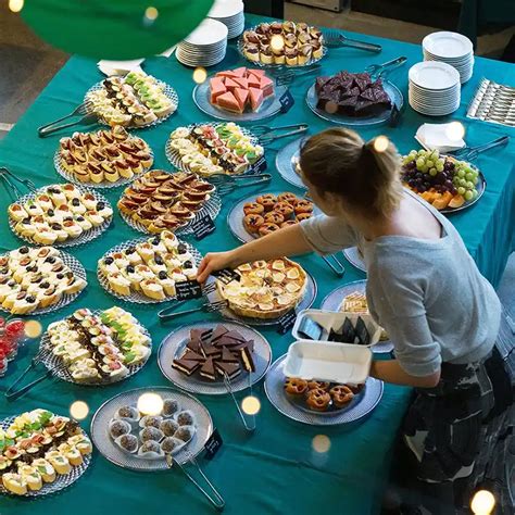 Stôl plný rôznych nápojov a koktailov