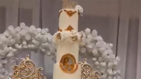 Esteticky naservírovaný slávnostný stôl s jedlom a nápojmi.