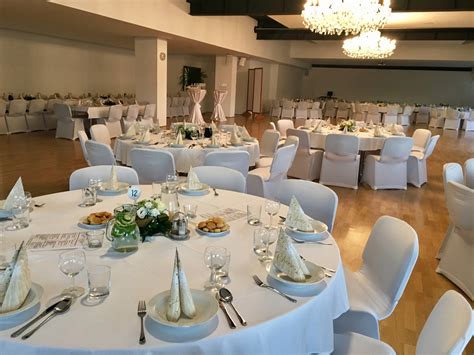 Slávnostne prestretá sála pripravená na stužkovú slávnosť s dekoráciami a zelenými stužkami