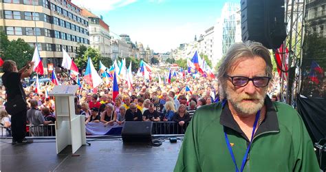 Ilustračná fotografia pláže Zrće s davom ľudí a klubmi v pozadí