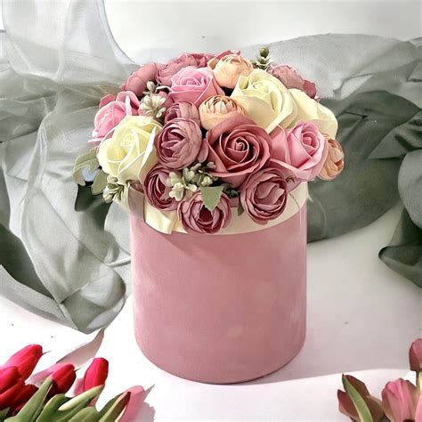 fotografia luxusného flower boxu s ružami a doplnkami