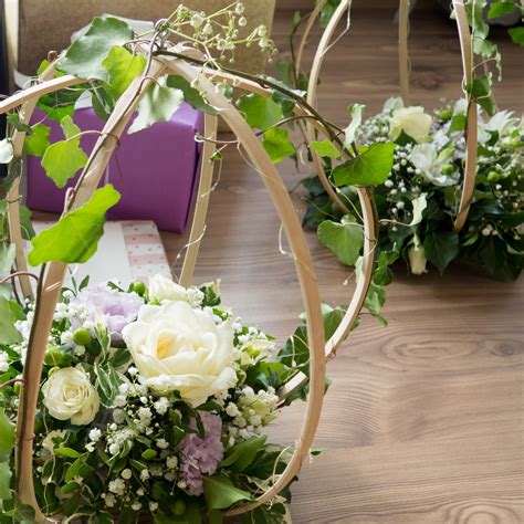 Ukážka aranžovania kvetov do prúteného košíka s aranžovacou hmotou.