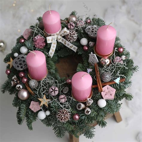 Detail adventného venca s fialovými a ružovými sviečkami