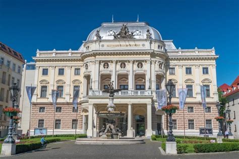 Historická budova alebo archívna fotografia Technickej univerzity v Košiciach pri jej vzniku v roku 1952