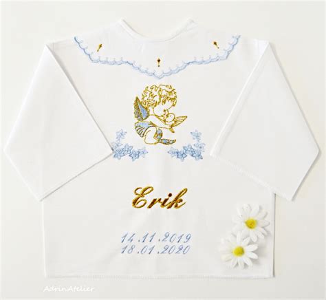ilustračné foto krstovej košieľky s výšivkou mena a dátumu