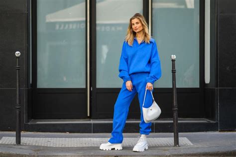 žena v polnočnej modrej zamatovej súprave