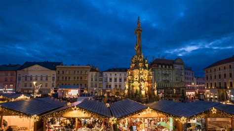 Fotografia vianočných trhov v Štrasburgu s drevenými chatami a svetlami