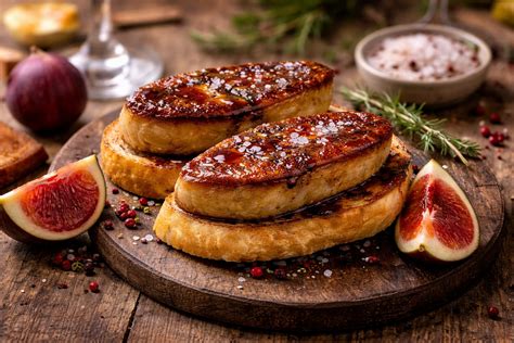 Koláž tradičných francúzskych vianočných jedál ako foie gras, ustrice a moriak