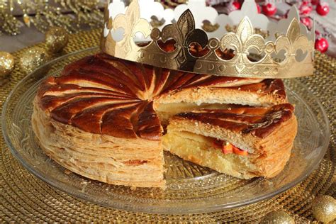Fotografia koláča Galette des Rois s korunkou a malou figúrkou fève