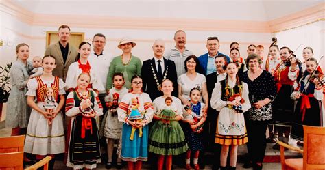 Tematické foto: Veľkonočné sviatky, rodina na výlete, jarná scenéria s maďarskou architektúrou