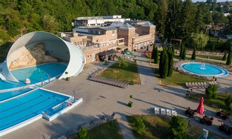 Letecký pohľad na kúpeľný komplex Ellipsum v Miskolci, interiér termálnych bazénov