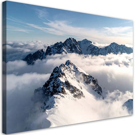 Tematické foto: Pohľad na zasnežené vrcholky hôr Mount Cook a v pozadí letná krajina Nového Zélandu.