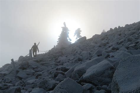 Foto vrcholu Strážova v hmle s námrazou