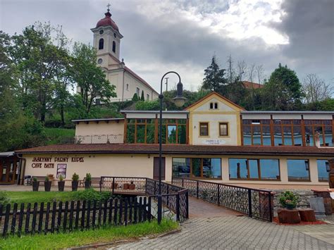 Fotografia kúpeľného areálu Sklené Teplice s okolitou prírodou