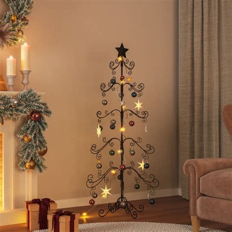Detailný záber na elegantný čierny kovový vianočný stromček s jemným LED osvetlením v modernom obývacom priestore.