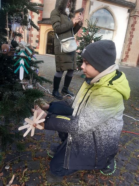 Výpalky pripravené na zváranie kovového vianočného stromčeka