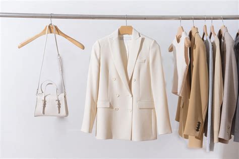 Ilustrácia rôznych typov oblečenia podľa dress code