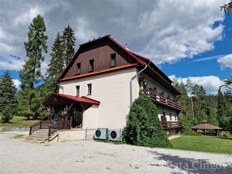 Záber na exteriér hotela Čingov v prírodnom prostredí Slovenského raja