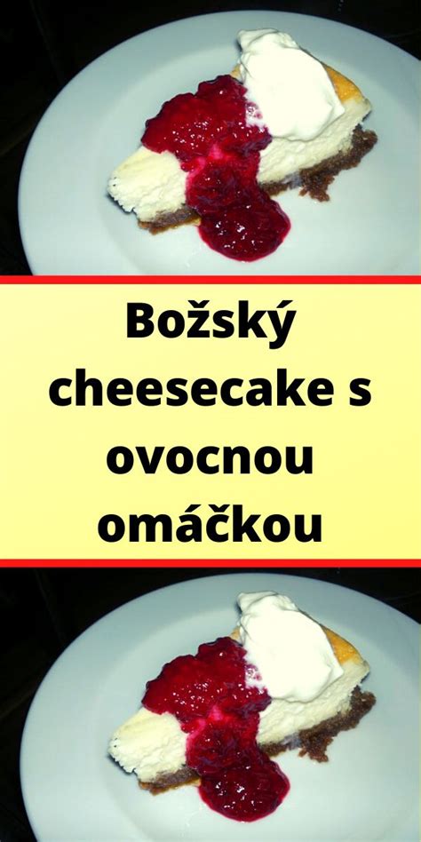 Fotografia hotového cheesecake s ovocnou omáčkou.