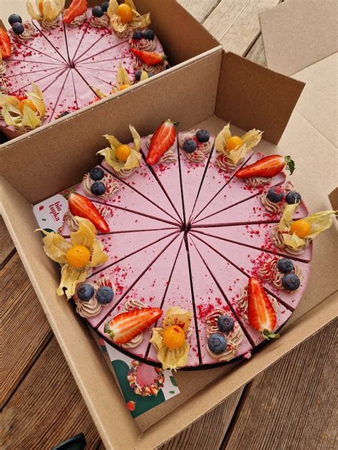 Ukážka raw torty v modrej farbe s ovocím.