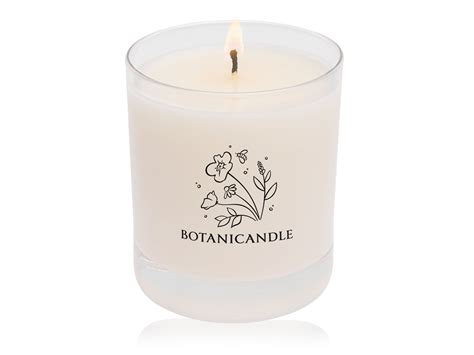 Ilustračná fotografia pokoja a spomienok - sviečka, kvety alebo pokojná prírodná scenéria.