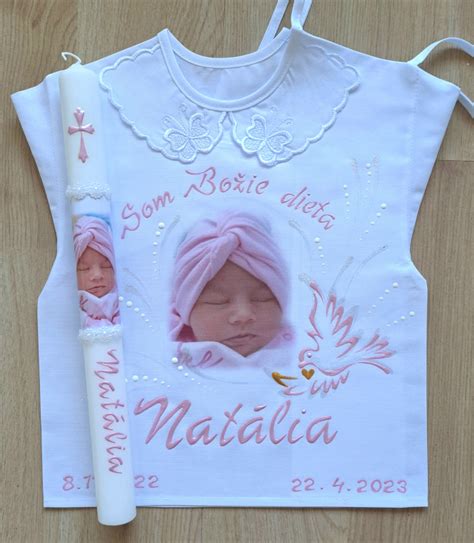 Tematické foto krstnej košieľky na bábätku