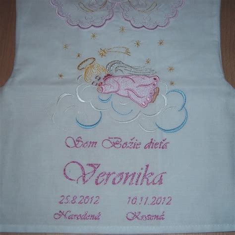 Ukážka personalizovanej krstnej košieľky Viktória s výšivkou