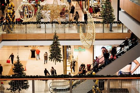 Zdobené výklady obchodov v Londýne počas Vianoc