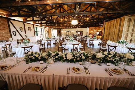 Svadobná sála vyzdobená v elegantnom štýle s dôrazom na svetelné prvky a kvetinové dekorácie