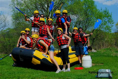 Tematické foto: Rôzne ženy rôznych vekových kategórií a etník symbolizujúce jednotu a silu