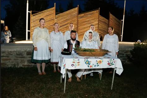 Historická fotografia: Ženy v tradičných slovenských odevoch alebo pri práci v továrni