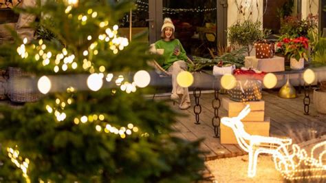 Fotografia vonkajšieho vianočného projektora v záhrade