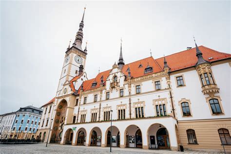 Tematické foto osvetlenej viedenskej radnice s vianočnými trhmi
