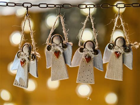 Tematické foto detailov vianočných ozdôb a remeselných výrobkov na trhu