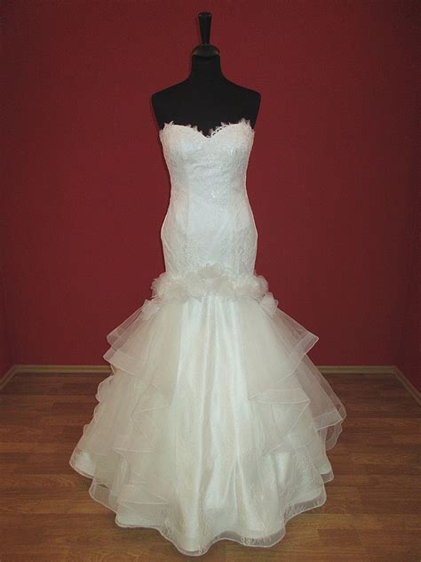 Interiér luxusného svadobného salónu s vystavenými modelmi šiat