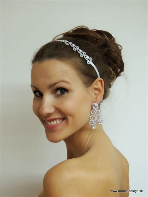 Detailný záber na svadobné doplnky: závoje, ozdoby do vlasov a svadobná obuv