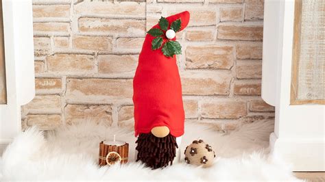 Detailný záber na vianočného škriatka v ružovom štýle v modernom vianočnom interiéri