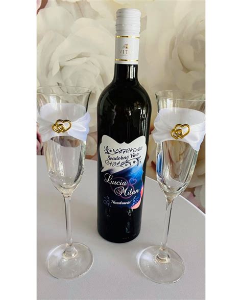 Ilustračné foto rôznych dizajnov svadobných etikiet na vínové fľaše