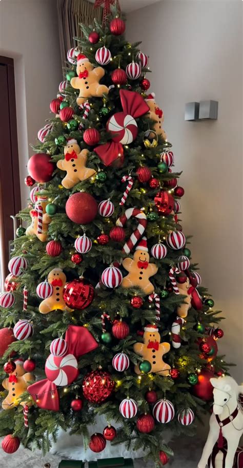 ilustrácia detí zdobiacich vianočný stromček