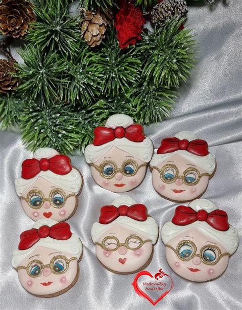 deti v zásterách a čiapkach s nadšením zdobia medovníčky