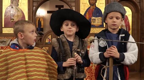 deti v kostýmoch predvádzajú vianočnú scénku